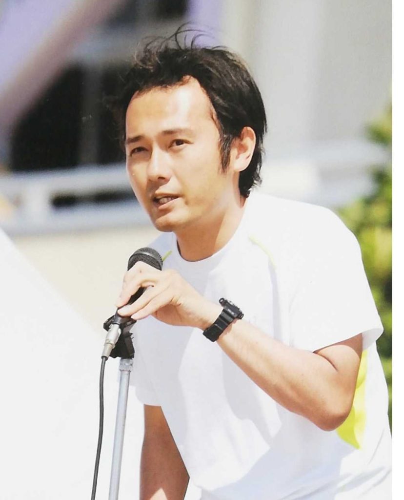 体育主任として運動会で話をしている時